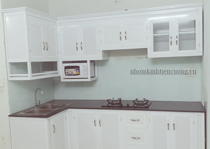 Lựa chọn tủ bếp nhôm trắng tĩnh điện hay tủ bếp nhôm vân gỗ 1