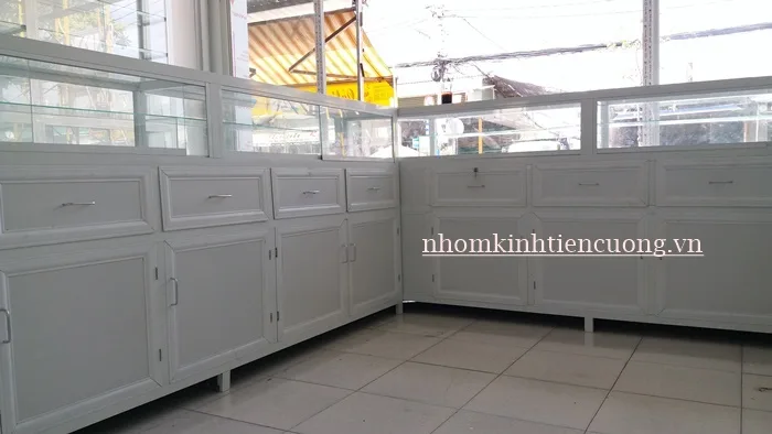 Gia công tủ thuốc nhôm kính theo kích thước thực tế