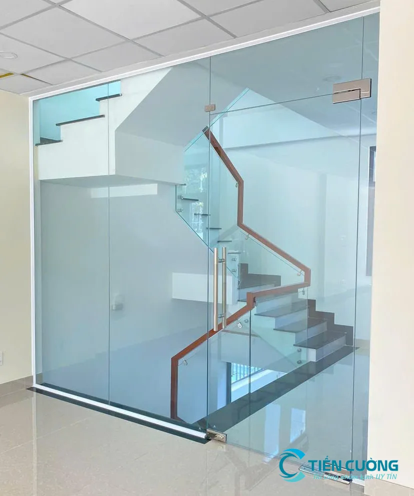 Cửa Kính Cường Lực 2 Cánh Đẹp Hiện Đại Cho Nhà Phố Và Showroom - hình ảnh thực tế Mẫu cửa kính cường lực 2 cánh đẹp cho nhà phố