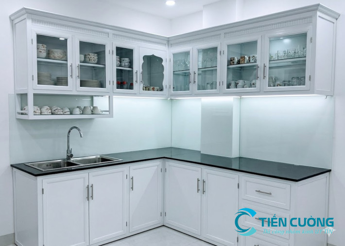 Mẫu kính màu xám khói xu hướng nội thất bếp 2026