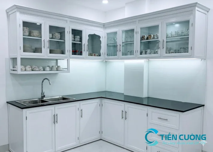 Mẫu kính màu xám khói xu hướng nội thất bếp mới