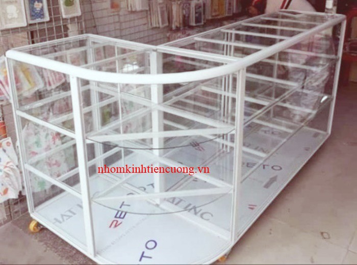 Tủ bán hàng nhôm kính cũ dễ dàng di chuyển