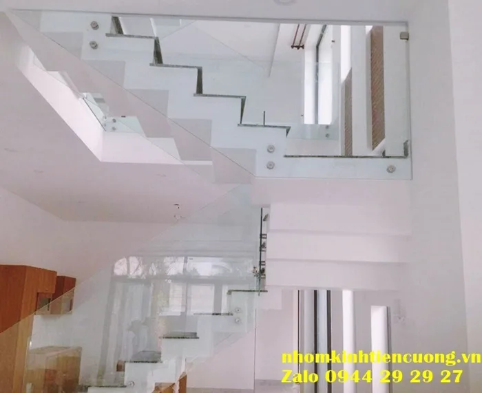 Cửa Hàng Nhôm Kính Tân Bình Uy Tín | Thi Công Giá Tốt - hình ảnh thực tế Lan can cầu thang kính cường lực Tân Bình