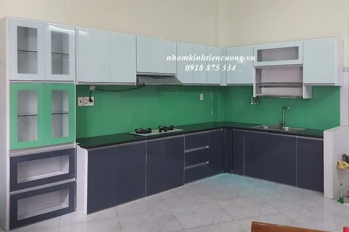 Mẫu tủ bếp nhôm kính cánh kính cao cấp