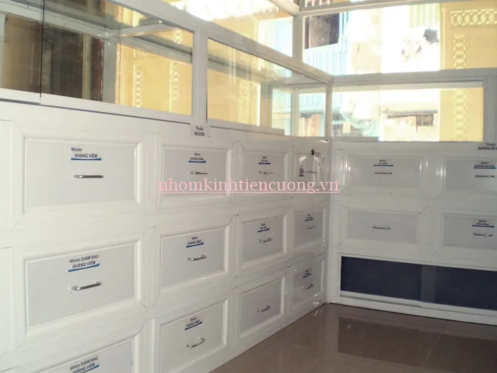 Tủ thuốc nhôm kính chia ngăn khoa học chuyên nghiệp