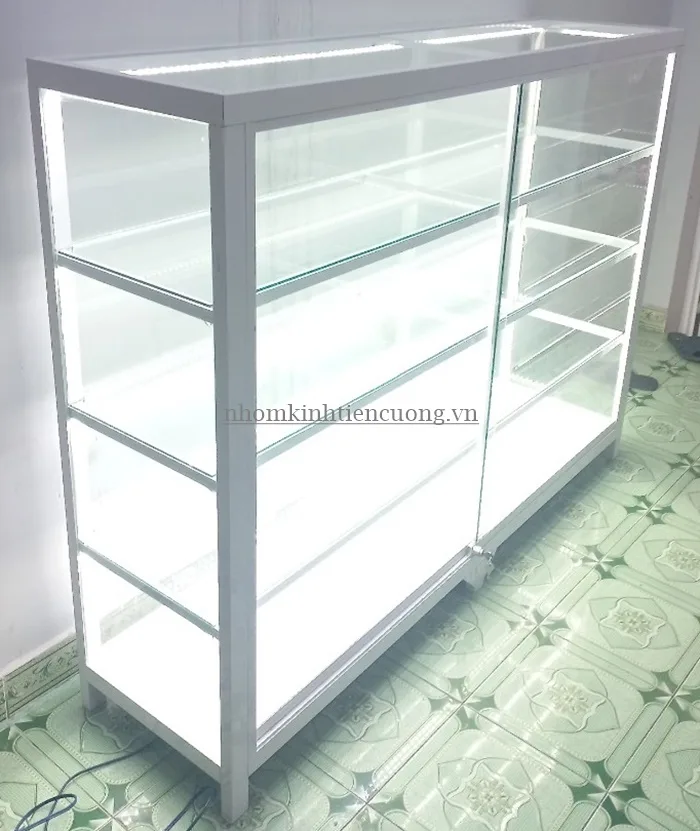 Tủ kính trưng bày mỹ phẩm có đèn LED nổi bật