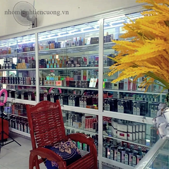 Tủ kính mỹ phẩm thiết kế theo yêu cầu đẹp bền