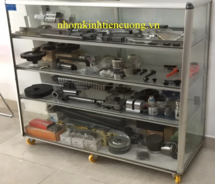 Tủ trưng bày nhôm kính cũ đẹp và gọn gàng