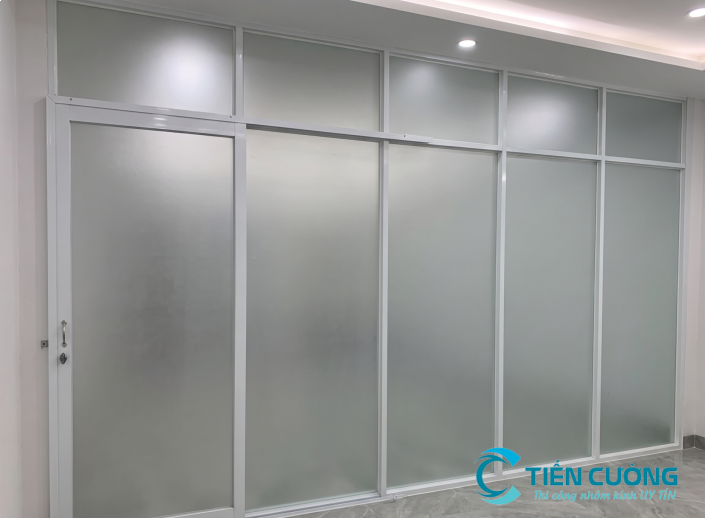 Mẫu vách ngăn nhôm kính phòng khách sang trọng