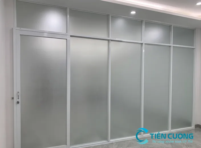 Mẫu vách ngăn nhôm kính phòng khách sang trọng