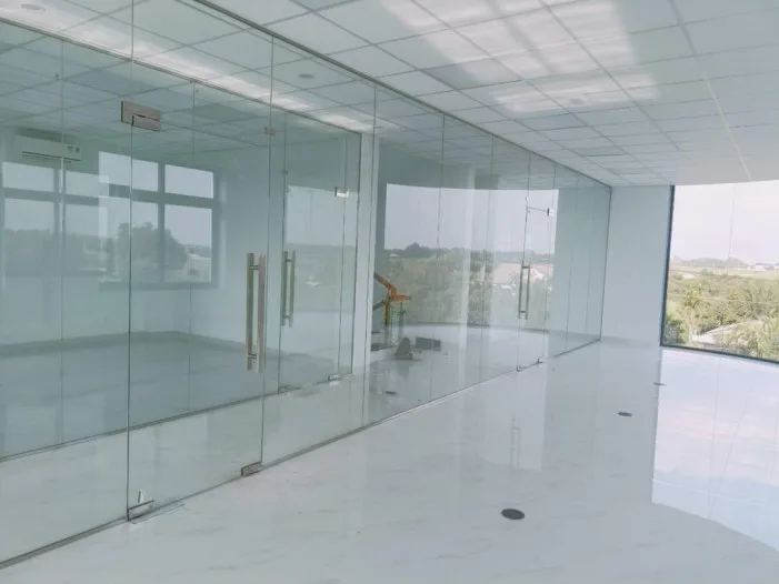 Vách Ngăn Nhôm Kính Văn Phòng Hiện Đại, Cách Âm Tốt Tại TP.HCM - hình ảnh thực tế Vách ngăn kính cường lực phòng họp văn phòng