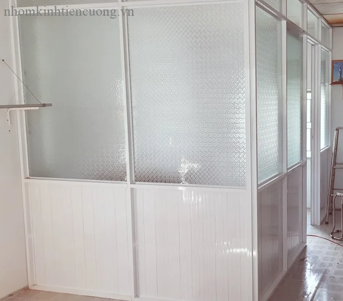 Vách Ngăn Phòng Ngủ Bằng Nhôm Kính Đẹp Hiện Đại Xu Hướng mới - hình ảnh thực tế Vách ngăn kính cường lực phòng ngủ bền đẹp
