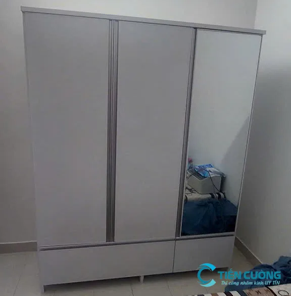 Tuyển Thợ Làm Tủ Bếp Nhôm Kính Tại Tphcm - hình ảnh thực tế tu-quan-ao-nhom-kinh.webp